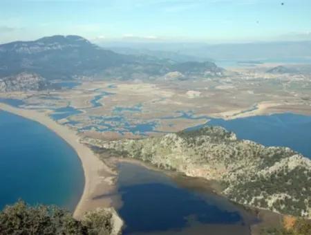 Dalyan Gökbelde Deniz,Göl Manzaralı 1300 M2 Satılık Tarla(Gka02)